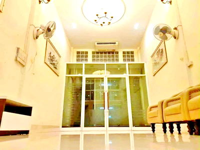 เช่าอาคารพาณิชย์ ม.สยาม : สนง.เขตจอมทอง 600 ม.ตลาดสดโอ๋เอ๋ 300 ม. รพ.บางปะกอก 9 ให้เช่าอาคารพาณิชย์ 3.5 ชั้น 2 นอน 2 น้ำ ตกแต่งสวยพร้อมเฟอร์ฯ 19 ตร.วา. 245 ตร.วา.