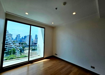 Condos for sale : Supalai Oriental Sukhumvit 39 is near BTS Phrom Phong.