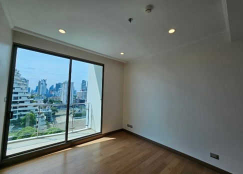 Supalai Oriental Sukhumvit 39 is near BTS Phrom Phong.