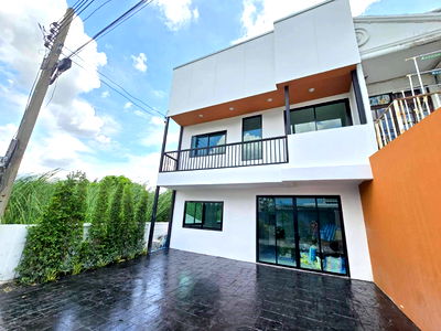 ทาวน์โฮม วิทยาลัยพณิชยการบางนา : 079AGNT ขายบ้านหลังมุม Renovate ใหม่ ใกล้ BTS บางจาก เพียง 3 กม.