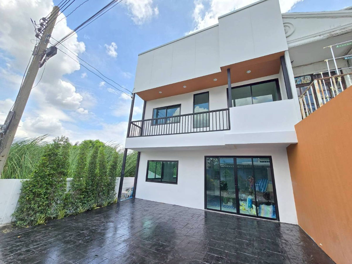 รูป 079AGNT ขายบ้านหลังมุม Renovate ใหม่ ใกล้ BTS บางจาก เพียง 3 กม. - รูปที่ 1/7