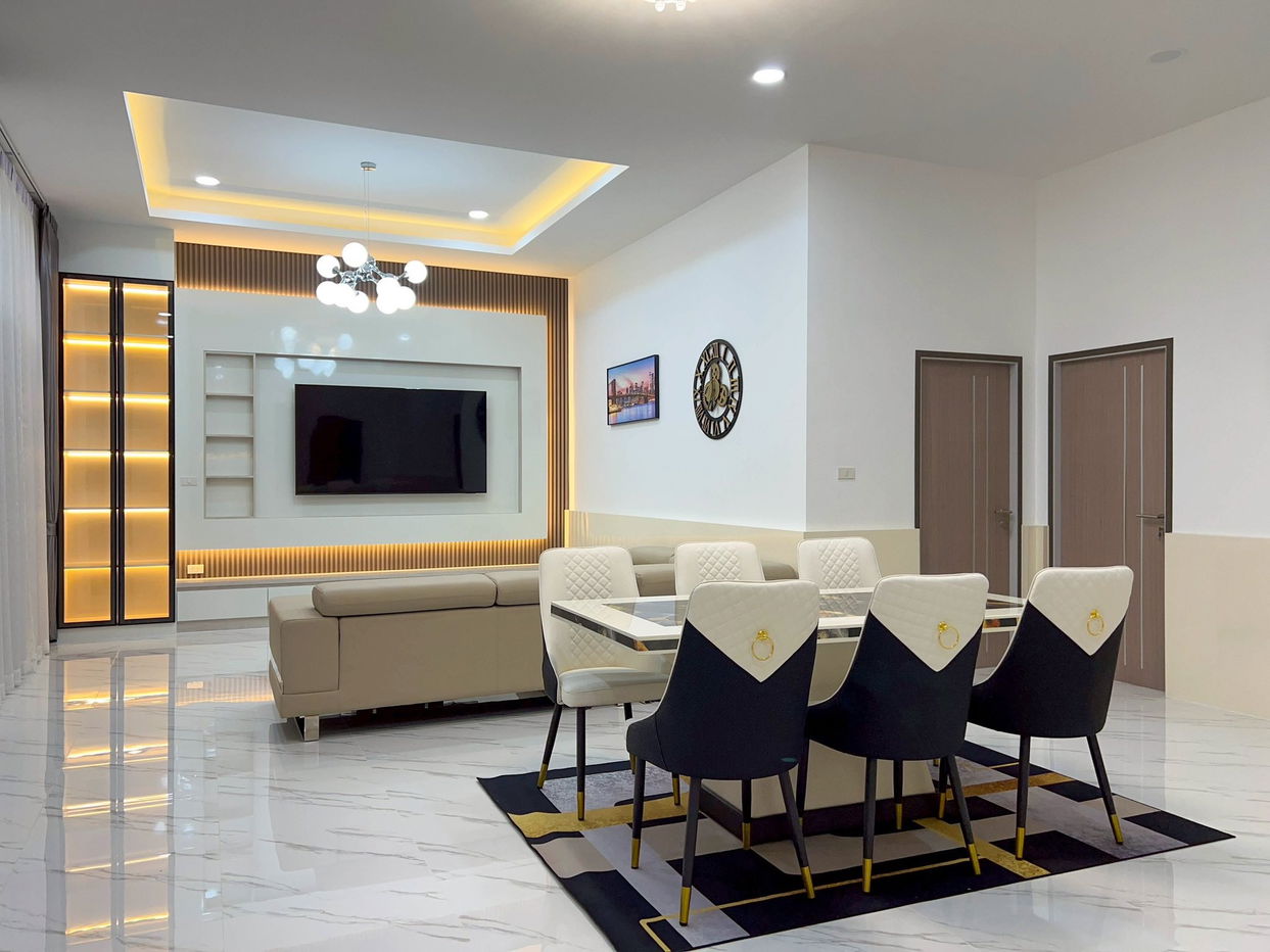 picture Luxury Pool Villa for Sale in Huai Yai - 9/17