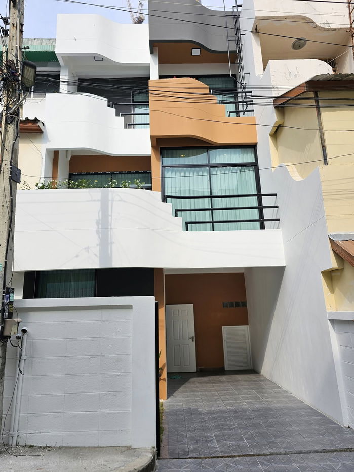 รูป 3-Storey Townhouse 3 Bedrooms for Sale in South Pattaya - รูปที่ 1/21