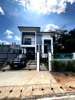 Houses for sale Hat Yai Songkhla : Two-and-a-half-story detached house in Hat Yai, Soi Khuan Santi 3, near the airport. Flood-free area.