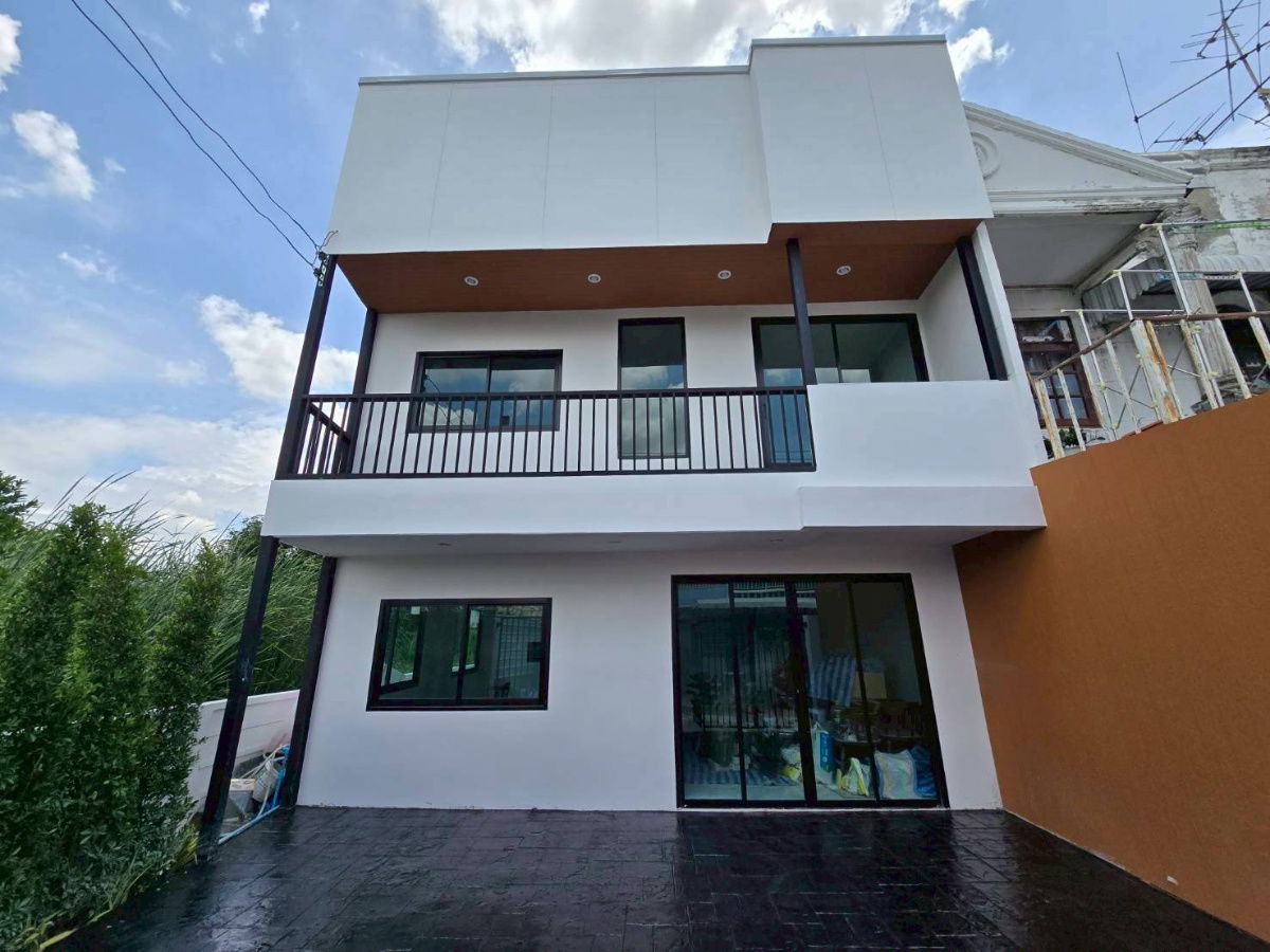 รูป 079AGNT ขายบ้านหลังมุม Renovate ใหม่ ใกล้ BTS บางจาก เพียง 3 กม. - รูปที่ 3/7