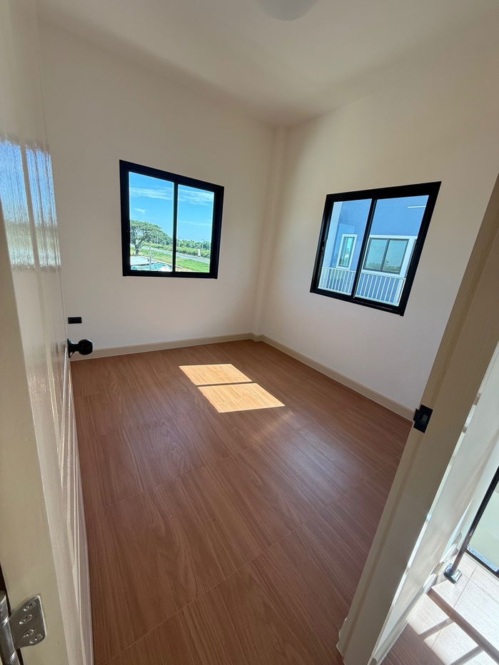 รูป บ้านแฝดพื้นที่ใหญ่ 42.5 ตร.ว. ใกล้เซ็นทรัล–โรจนะ ราคาพิเศษ 2.79 ลบ.* - รูปที่ 9/17