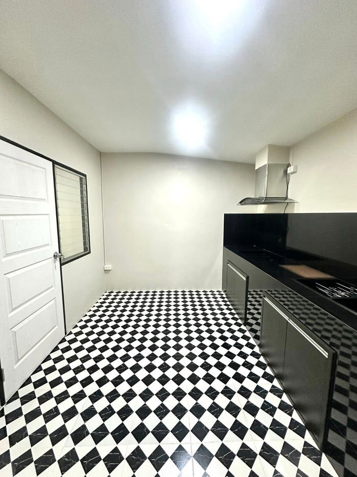 รูป ขาย ทาวเฮ้าส์ 2 ชั้น ตกแต่งสไตล์โมเดิร์น พร้อมอยู่ จองภายใน ธ.ค. 68 ฟรีค่าใช้จ่ายวันโอนกรรมสิทธิ์ - รูปที่ 10/15