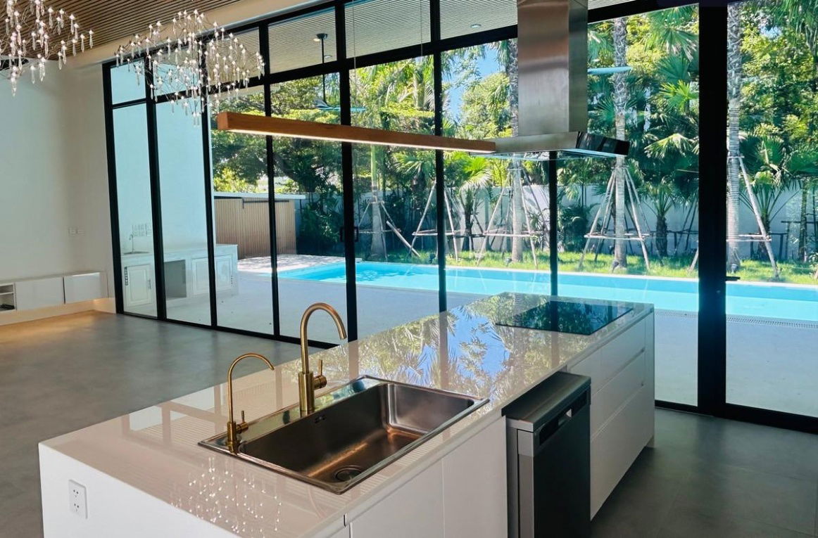 รูป 🏡 Luxury Private Pool Villa | Chaeng Wattana 🏊♂️ พูลวิลล่าหรูในโครงการส่วนตัว แถม Porsche Cayman ฟรี 🏎️ - รูปที่ 3/15