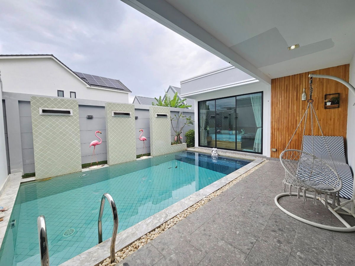 รูป พูลวิลล่านอร์ดิคในพัทยา พูลวิลล่าหรูใกล้สวนสาธารณะอ่างเก็บน้ำชากนอก ให้คุณสัมผัสบรรยากาศเงียบสงบ พร้อม 3 ห้องนอน 3 ห้องน้ำ และเฟอร์นิเจอร์ครบครัน - รูปที่ 3/25