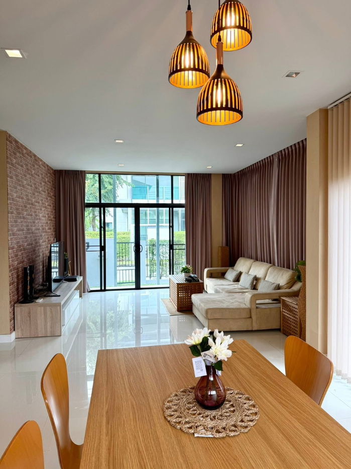 รูป 🔥 เศรษฐสิริ ศรีนครินทร์-พระราม 9 🔥 🏡 บ้านเดี่ยวหรูให้เช่า | บรรยากาศสงบ เป็นส่วนตัว - รูปที่ 7/17