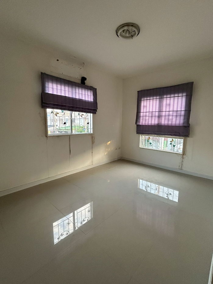 รูป ทาวน์โฮมหน้ากว้าง 5.7 เมตร แปลงมุม ย่านคลองหลวง - รูปที่ 11/12