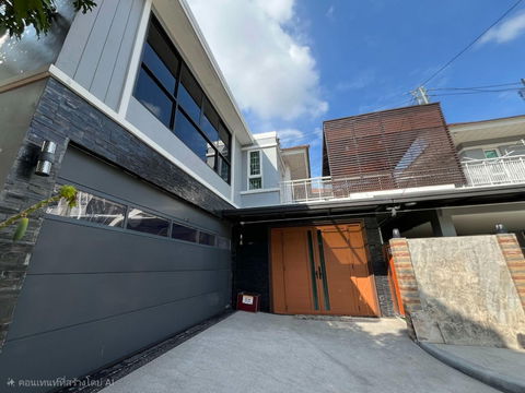 ขายด่วน บ้านเดี่ยว 2หลัง หมู่บ้านเศรณีคาซ่า ดอนเมือง ที่ดินรวม 106.3 ตร.วา บรรยากาศดี เดินทางสะดวก สนใจติดต่อ สุเมธ 061-949-8888