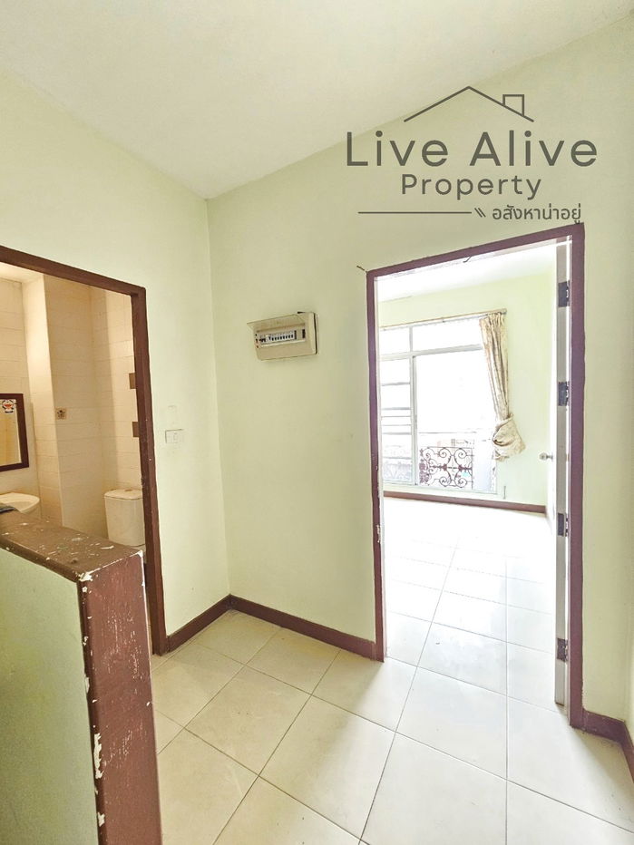 รูป #S-0016 📣📣ขายด่วน!! #ทาวน์โฮมแถวอ่อนนุช80 #พัฒนาการ บ้านเปล่าเหมาะสำหรับทำรีโนเวทเพื่ออยู่อาศัยเอง ทำเลดีมาก 👍 - รูปที่ 2/21