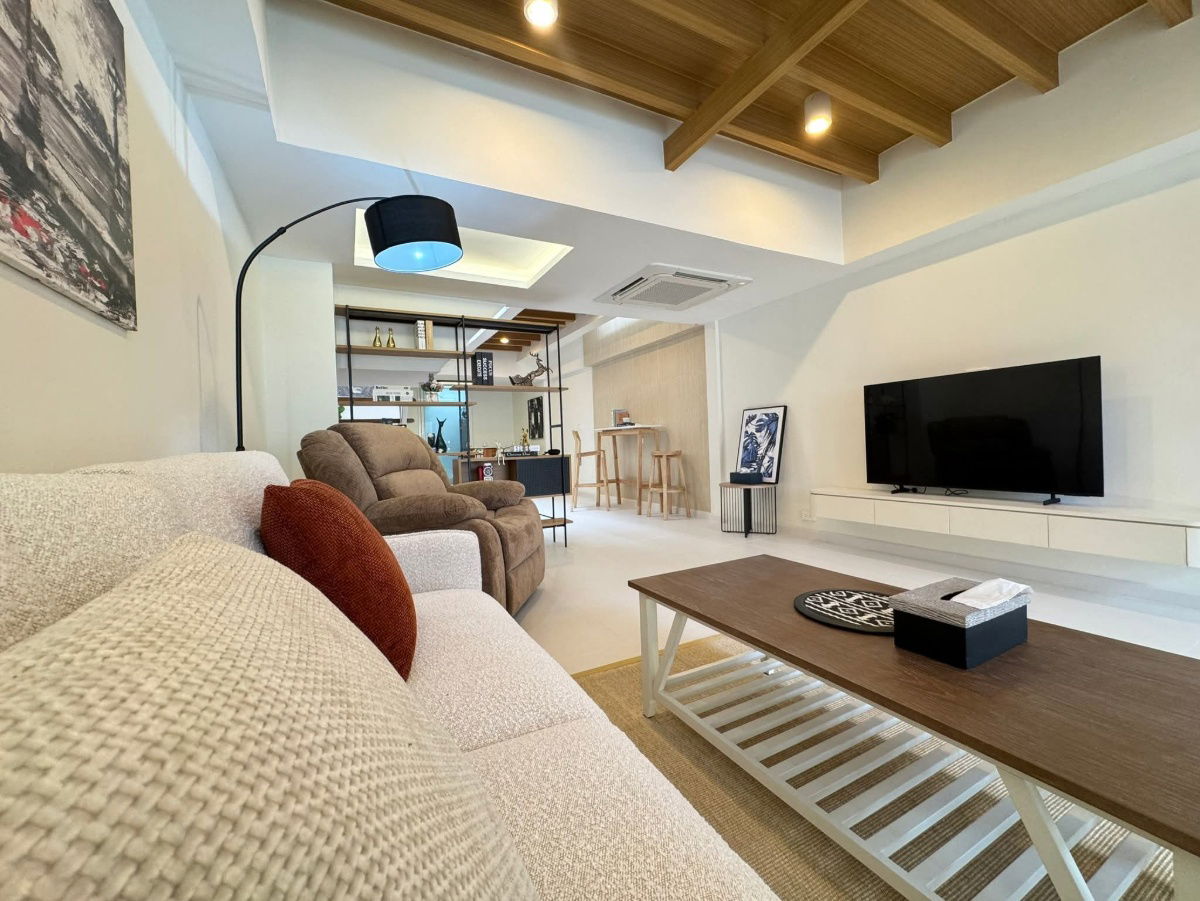 รูป 🏡✨ ขายด่วน! ทาวน์เฮ้าส์ รีโนเวทใหม่ สไตล์มินิมอล สุขุมวิท 71 (24 ตร.วา/170 ตร.ม.) Skylight กลางบ้าน ☀️ ทำเลทองใกล้ BTS เอกมัย 🔥 9.5 ล้านบาท - รูปที่ 12/17