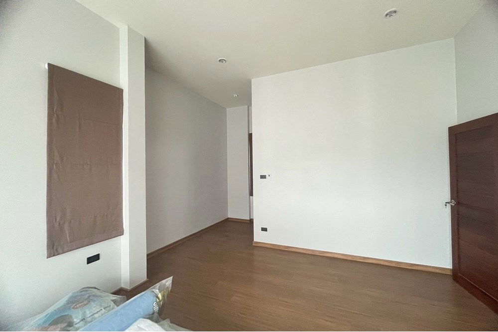 picture [920011006-14] two-story house, the first one in the alley - 11/22