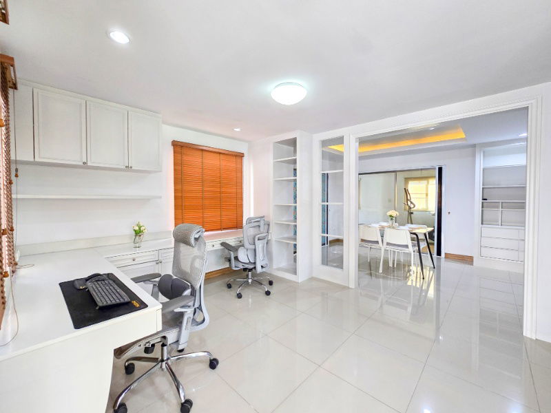 รูป ให้เช่า บ้านเดี่ยว 2 ชั้น หมู่บ้าน เฮ้าส์ ออฟ เดอะ คานารี่ – สวนเสือศรีราชา บ้านสวย เฟอร์นิเจอร์บิ้วอิน พร้อมเครื่องใช้ไฟฟ้าครบ จอดรถได้ 2 คัน - รูปที่ 6/20