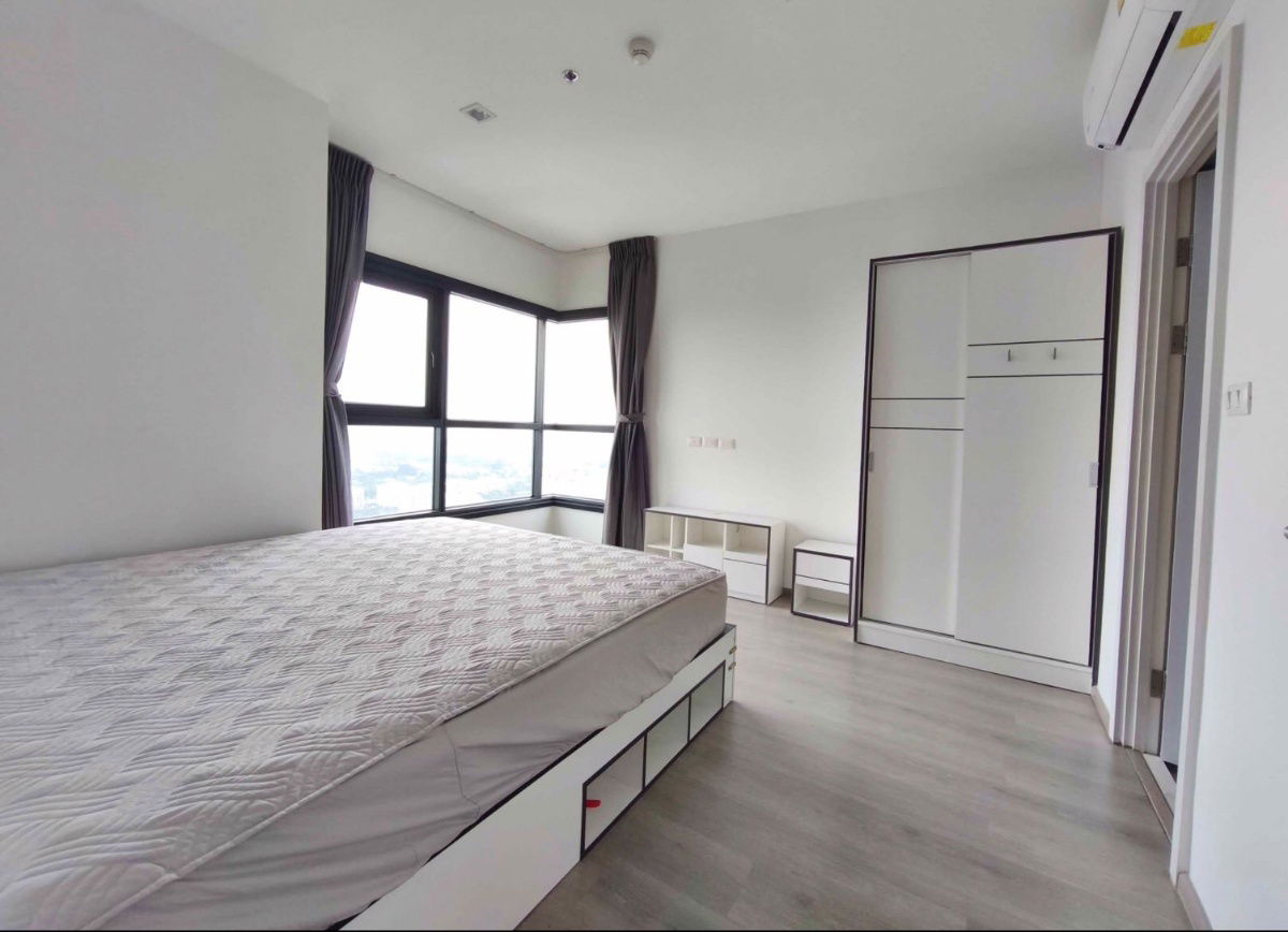 picture The Base Phetkasem - 7/14