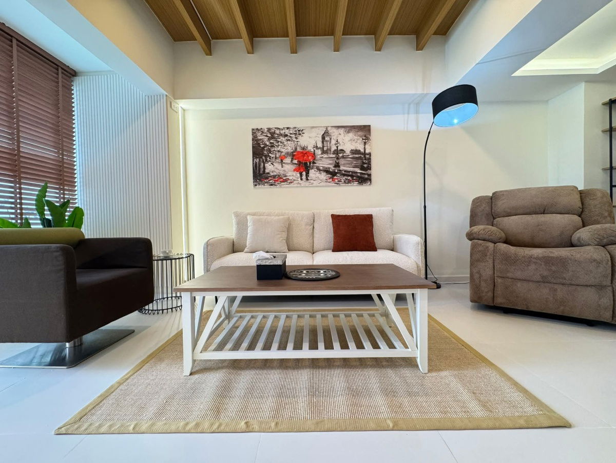 รูป 🏡✨ ขายด่วน! ทาวน์เฮ้าส์ รีโนเวทใหม่ สไตล์มินิมอล สุขุมวิท 71 (24 ตร.วา/170 ตร.ม.) Skylight กลางบ้าน ☀️ ทำเลทองใกล้ BTS เอกมัย 🔥 9.5 ล้านบาท - รูปที่ 11/17