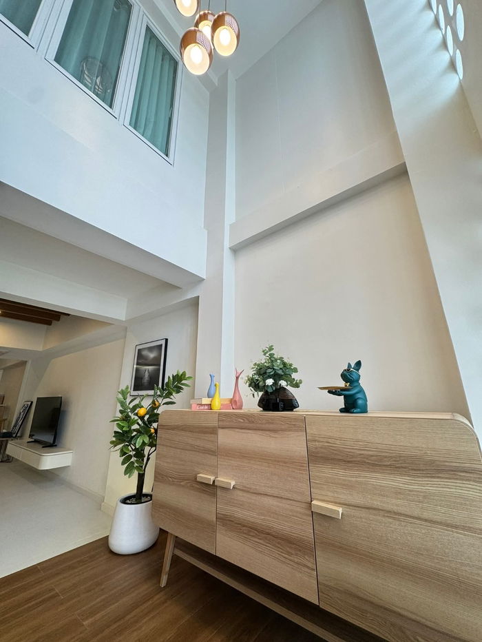 รูป 🏡✨ ขายด่วน! ทาวน์เฮ้าส์ รีโนเวทใหม่ สไตล์มินิมอล สุขุมวิท 71 (24 ตร.วา/170 ตร.ม.) Skylight กลางบ้าน ☀️ ทำเลทองใกล้ BTS เอกมัย 🔥 9.5 ล้านบาท - รูปที่ 7/17