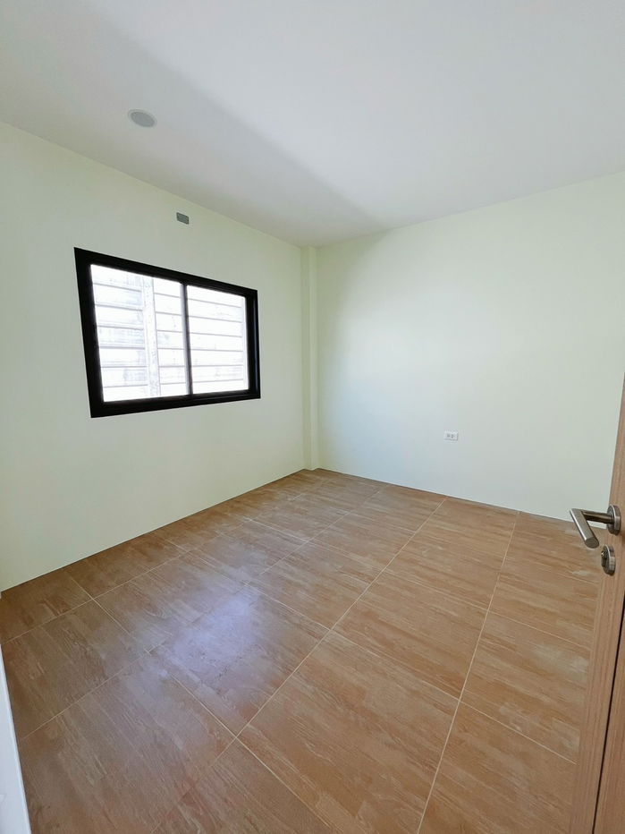 รูป ทาวน์เฮ้าส์ชั้นเดียว | 2 ห้องนอน 2 ห้องน้ำ 1 ที่จอดรถ เริ่มต้น 23.60 ตร.วา 95 ตร.ม. - รูปที่ 17/18