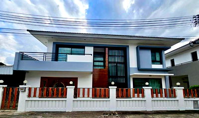 เช่าบ้านเดี่ยว ศรีราชา ชลบุรี : ให้เช่าบ้านเดี่ยว 2 ชั้น ตกแต่งพร้อมเข้าอยู่ ในโครงการ เดอะ คอมพลีท ศรีราชา