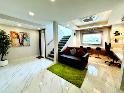 เช่าทาวน์โฮม วิทยาลัยรัชต์ภาคย์เทคโนโลยีและการจัดการ : 🏠✨ ปล่อยเช่าบ้าน 2 ชั้น หลังมุม ซอยรัชดา 18 📍 ทำเลรัชดา 18 ใกล้ MRT ห้วยขวาง  💰 ค่าเช่า 99,000 บาท/เดือน รหัสทรัพย์ RS4124