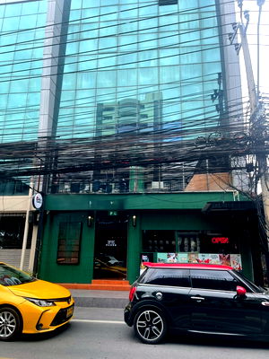 เช่าอาคารพาณิชย์ เขตวัฒนา : ให้เช่า ตึกเเถว  Another Round 200 ตร.ม.  1 ชั้นครึ่ง ทำเล สุขุมวิท ทองหล่อ 