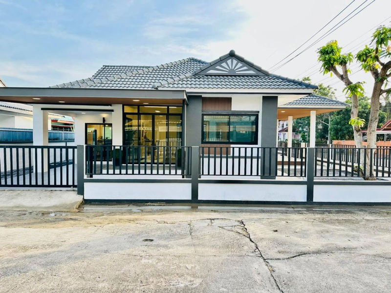 ขายบ้านเดี่ยว : บ้านเดี่ยวชั้นเดียว กว้างมาก ตกแต่งใหม่ทั้งหลัง หมู่บ้าน ซื่อตรง ถนนสุวินทวงศ์ 29 แขวงลำผักชี เขตหนองจอก พร้อมเฟอร์ฯ