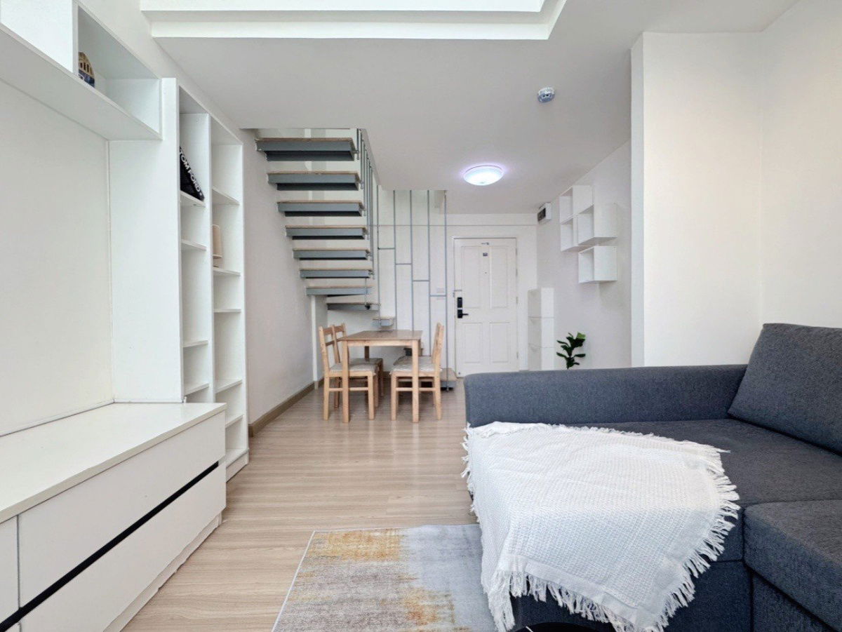 รูป ให้เช่าซูม คอนโด 49 ชั้น 6 ห้องดูเพล็กซ์ 50 ตรม.ห้องสวย ใกล้ ม.กรุงเทพฯ เครื่องใช้ไฟฟ้าครบ พร้อมอยู่ (TR1228) - รูปที่ 2/6