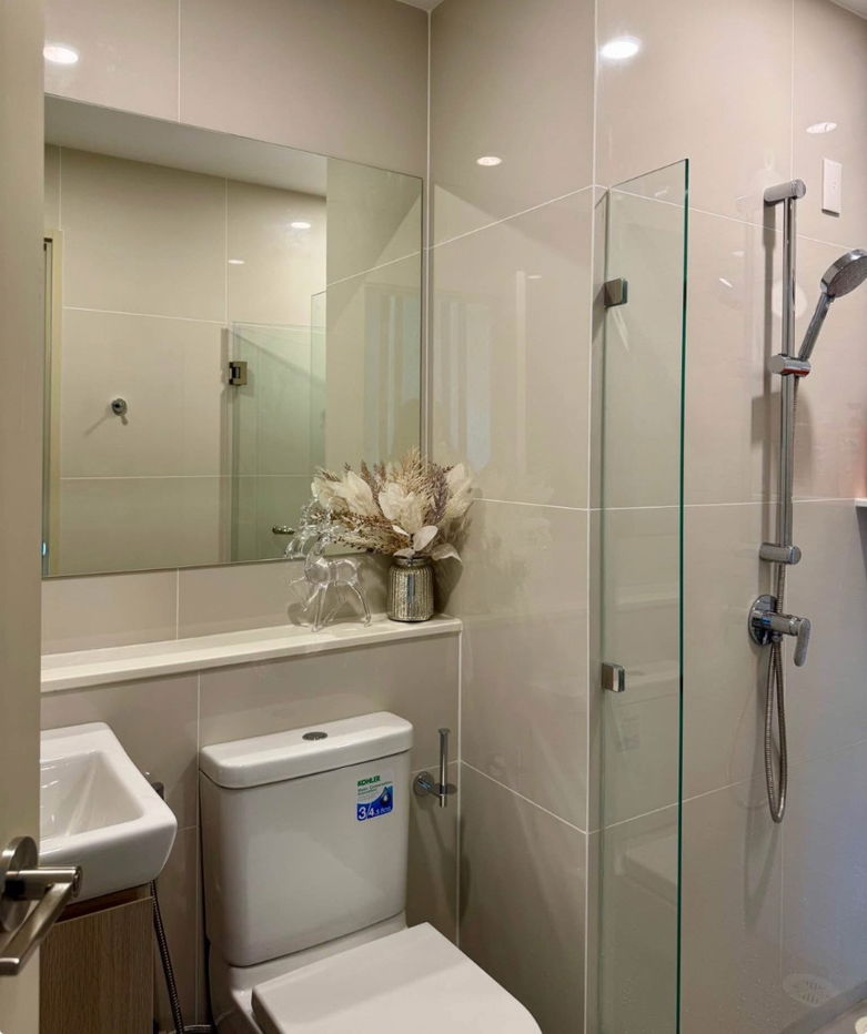 picture Life Rama 4            - Asoke - 2/5