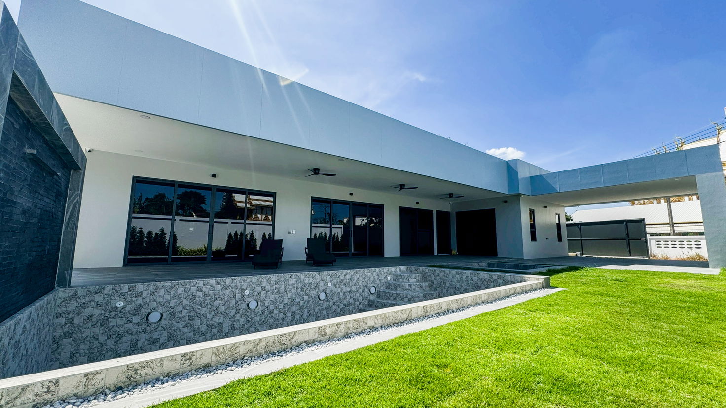 picture Luxury Pool Villa for Sale – Thung Klom–Tan Man, Pattaya - 1/25