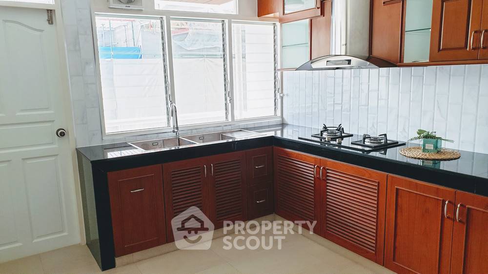 picture 2-BR Condo at Le Premier 1 Condominium near MRT Sukhumvit (ID 309271) - 12/12