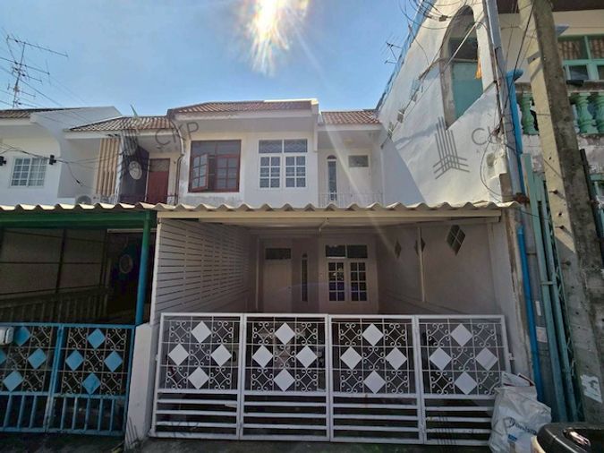 ทาวน์เฮาส์ อยู่เจริญ99 ในซ.ลาดพร้าว 41 ขนาด 18 ตร.วา บ้านรีโนเวทใหม่ ใกล้ถนนลาดพร้าว ใกล้รถไฟฟ้าสายสีเหลือง