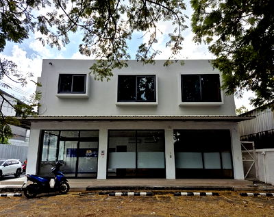 เช่าโฮมออฟฟิศ ม.ศรีปทุม : ให้เช่าพื้นที่ ชั้นล่าง ชั้น 1 เท่านั้น / ทำเล วิภาวดีรังสิต / ซอยวิภาวดีรังสิต 62 / พื้นที่อาคารชั้น 1 กว่า 220 ตารางเมตร / จอดรถ 8 คัน 