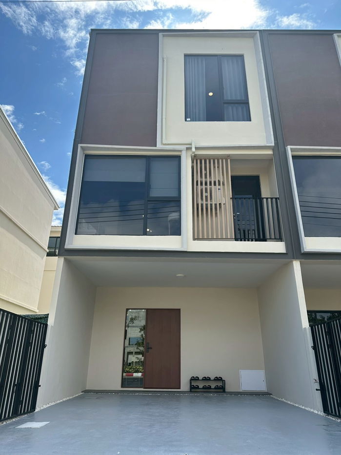 รูป Townhome 3ชั้น 3นอน 3น้ำ ส่วนกลางเยอะที่สุดในย่านบางนา - รูปที่ 1/13