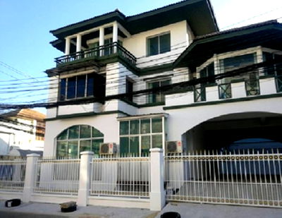 เช่าโฮมออฟฟิศ ถนนศรีนครินทร์-ร่มเกล้า : ให้เช่า Home Office / ออฟฟิศ 3 ชั้น ซอยกรุงเทพกรีฑา 15 หลังใหญ่ 112 ตารางวา จอดรถ 6 คัน 