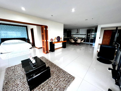 Condos for sale : Baan Haad Uthong Condo 3 Bedroom for Sale at Pratumnak