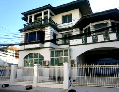 เช่าโฮมออฟฟิศ ถนนศรีนครินทร์-ร่มเกล้า : ให้เช่า Home Office 3 ชั้น ซอยกรุงเทพกรีฑา 15 หลังใหญ่ 112 ตารางวา แอร์ 8 เครื่อง / เหมาะเป็นสำนักงาน จดบริษัทได้