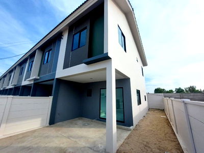 ทาวน์โฮมให้เช่า : ให้เช่าทาวน์โฮม หลังมุม 26 ตรว. พื้นที่ข้างบ้านกว้าง 2 เมตร เจษฎา 11 รังสิต คลอง 2 ใกล้นิคมนวนคร เดินทางสะดวก เชื่อมออกพหลโยธินได้