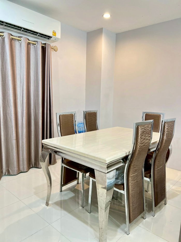 รูป ทาวน์โฮมสวยพร้อมอยู่ ติดถนนหลัก วัชรพล–สุขาภิบาล 5 ราคา 2.45 ล้าน คุ้มเกินหา - รูปที่ 6/15