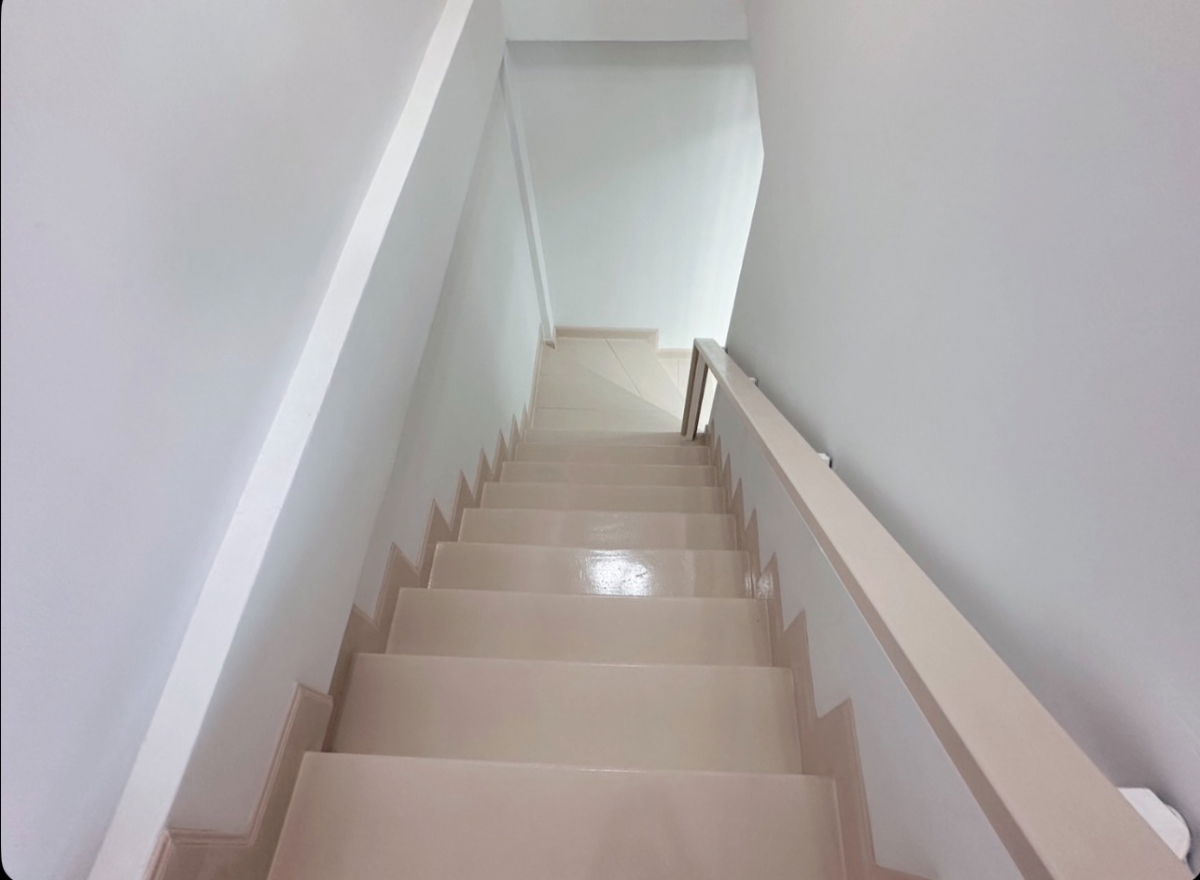 รูป บ้านตกแต่งรีโนเวทใหม่ พร้อมเฟอร์นิเจอร์, ผ้าม่านใหม่ทั้งหลัง หมู่บ้านร่มทิพย์ โครงการ1 ซ้ายมือ หทัยราษฎร์33 คลองสามว - รูปที่ 31/32