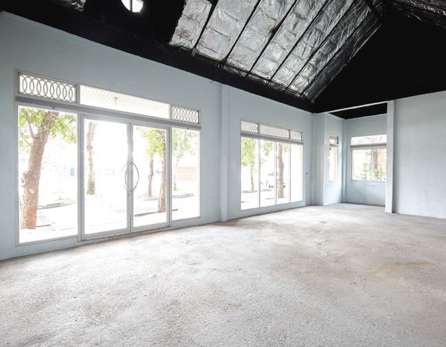 พื้นที่ค้าปลีกให้เช่า ที่ ไอเพลส บิซิเนส พาร์ค แหลมฉบัง ใกล้กับท่าเรือแหลมฉบัง ขนาด 65 ตร.ม. ราคา 27,500 บาทต่อเดือน