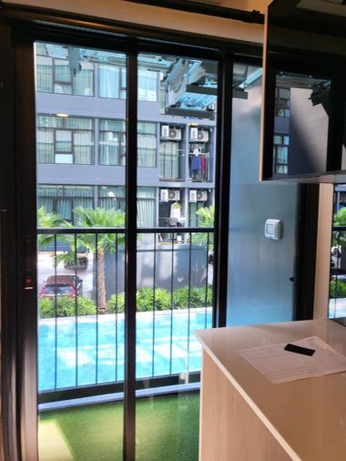 Indeed Condo Park Amata ชั้น2   ---------วิวสระ-----------Tel 097-049-5874 (Line: @choncondo มี@ด้วย)