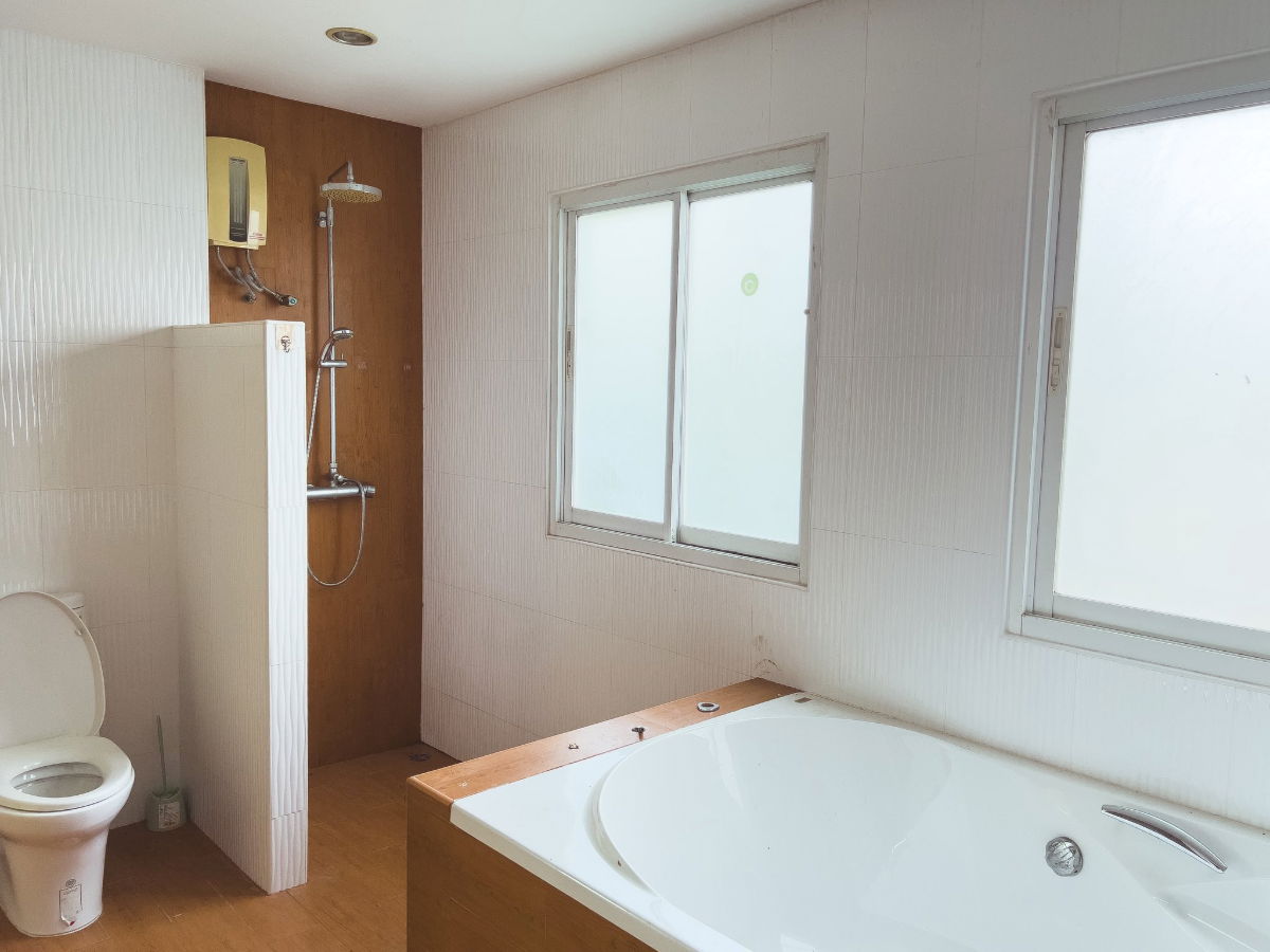 รูป ขายบ้านเดี่ยว พร้อมสระว่ายน้ำ พื้นที่กว้างมากกว่า 1 ไร่ - รูปที่ 10/32