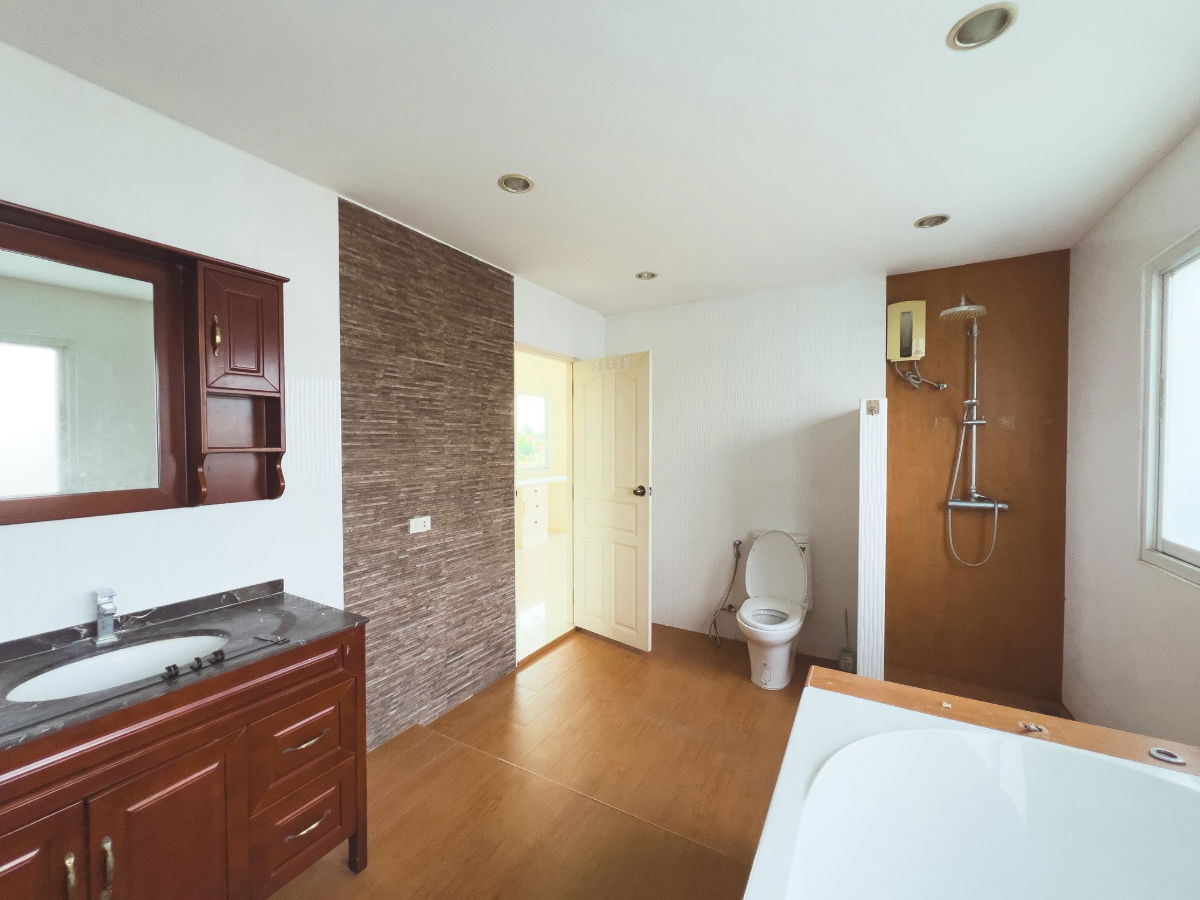 รูป ขายบ้านเดี่ยว พร้อมสระว่ายน้ำ พื้นที่กว้างมากกว่า 1 ไร่ - รูปที่ 11/32