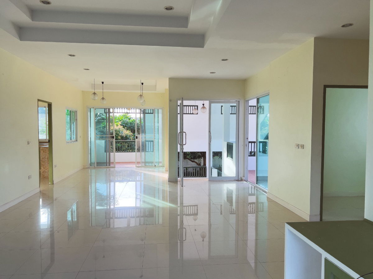 รูป ขายบ้านเดี่ยว พร้อมสระว่ายน้ำ พื้นที่กว้างมากกว่า 1 ไร่ - รูปที่ 12/32