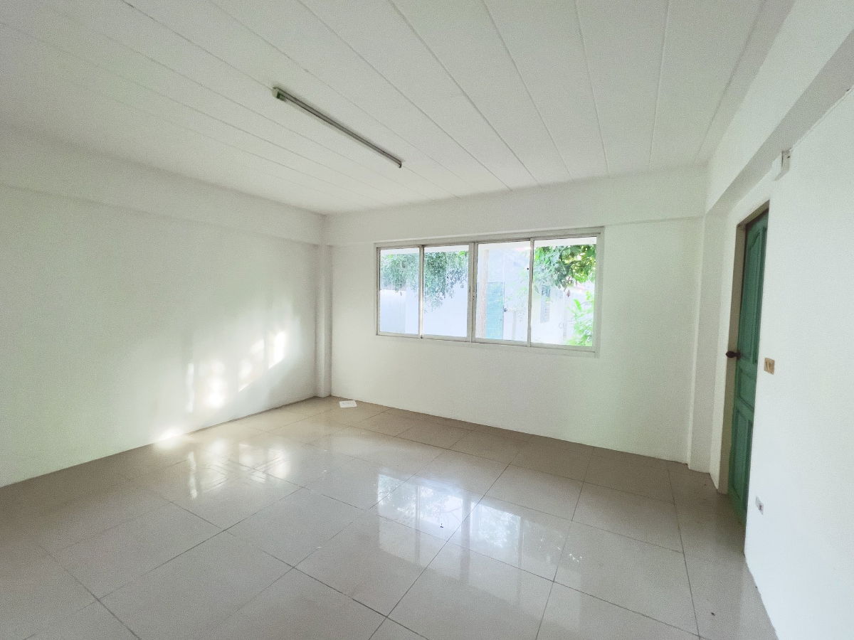 รูป ขายบ้านเดี่ยว พร้อมสระว่ายน้ำ พื้นที่กว้างมากกว่า 1 ไร่ - รูปที่ 27/32