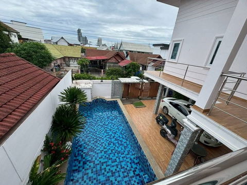 Pool Villa in South Pattaya for Sale, located in prime location near Pratumnak