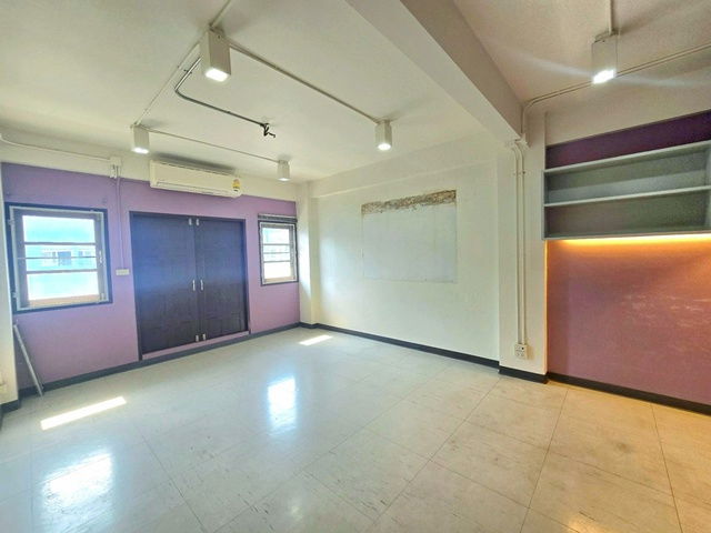 รูป BTS สะพานตากสิน 2.6 กม. นานาชาติคิงส์คอลเลจ 2.6 กม.ขาย-ให้เช่าอาคารพาณิชย์ 3.5 ชั้น2 คูหา+โกดัง 2 ชั้นหลังมุม 674 ตร.ม - รูปที่ 6/8