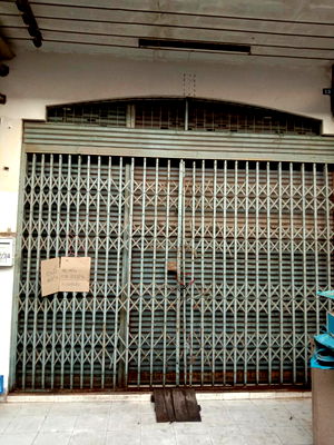 Shophouses for sale Samut Sakhon : 2.5-story commercial building in a prime location in Mahachai, Samut Sakhon, suitable for business